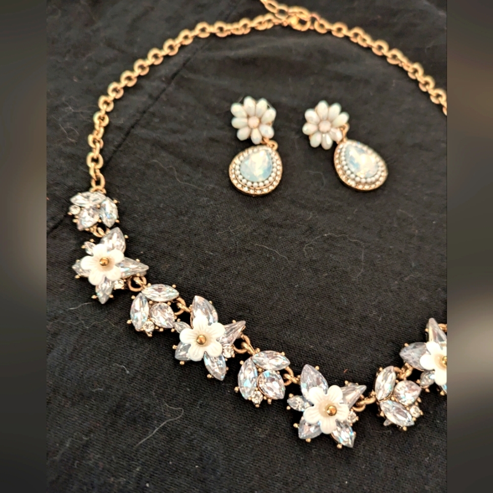 Adorable Gold Tone & White Floral Necklace w/ Matching Earrings NWOT - Picture 2 of 4